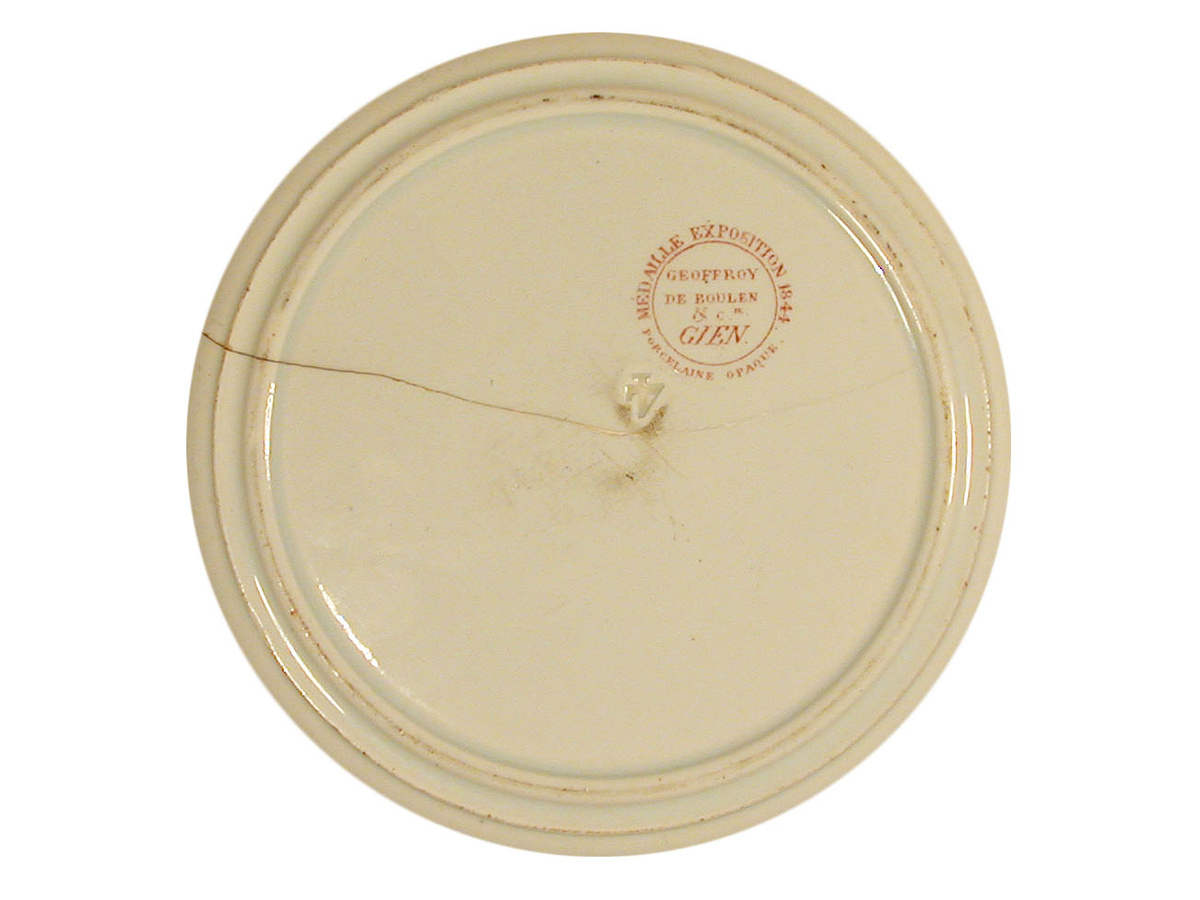 Sur le revers de l'assiette, se trouve la marque du fabricant.