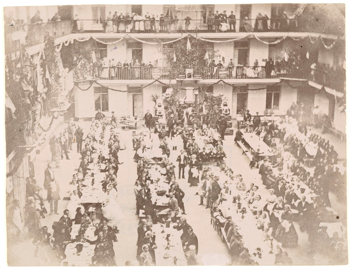 La photographie montre le banquet tenu en juin 1872 dans la cour du pavillon cen