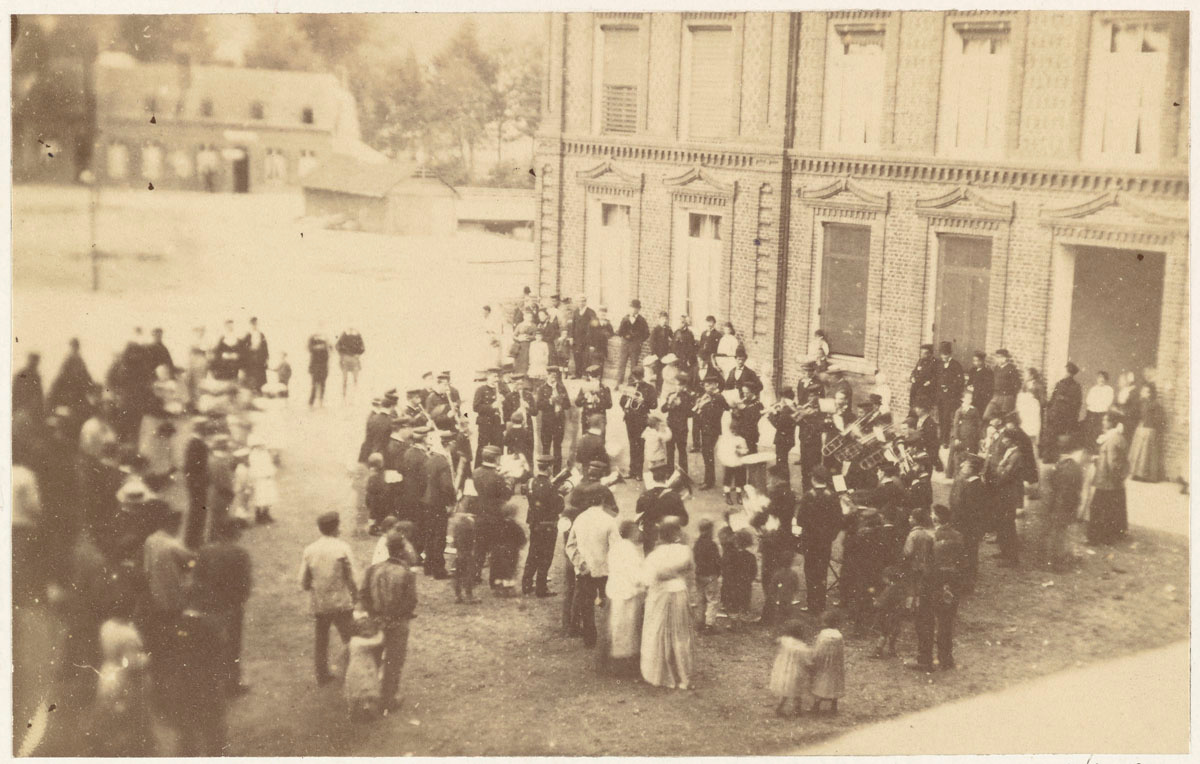 La photographie montre l'harmonie sur la place du Familistère