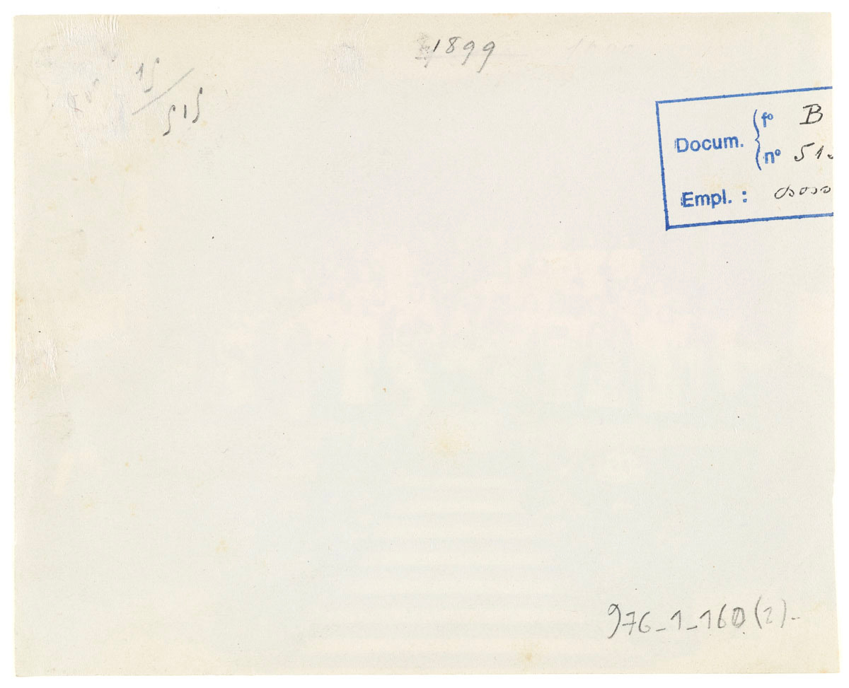 Verso d ela photographie montrant des enfants sur la scène du théâtre.