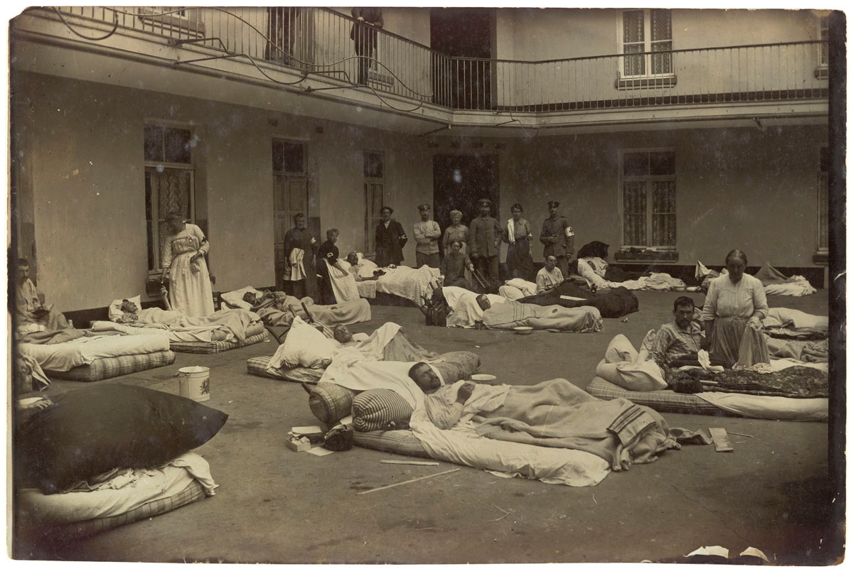 La photographie montre des soldats blessés dans la cour du pavillon central