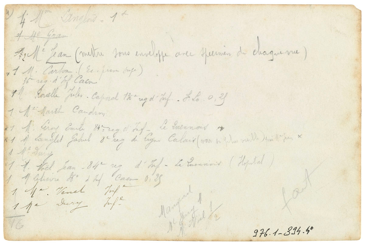 Verso de la photographie montrant des blessés dans la cour du pavillon central.