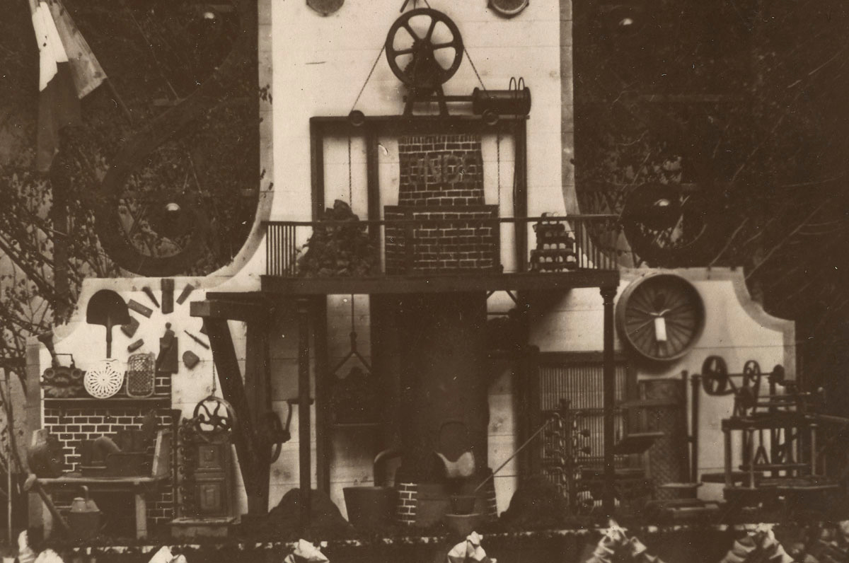 Détail de la photographie du trophée de fonderie montrant le cubilot.