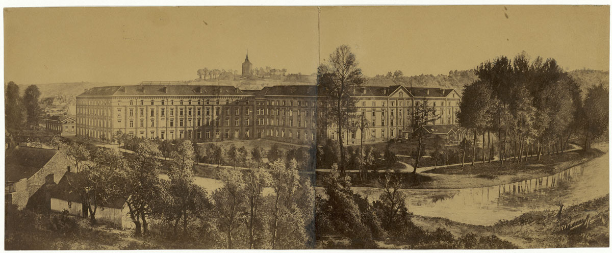 L'image représente le Palais social vu du nord.
