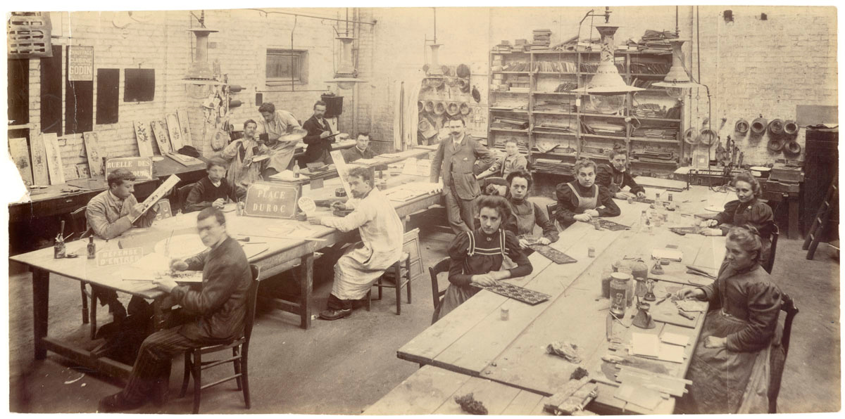 La photographie montre l'atelier de décoration sur émail.