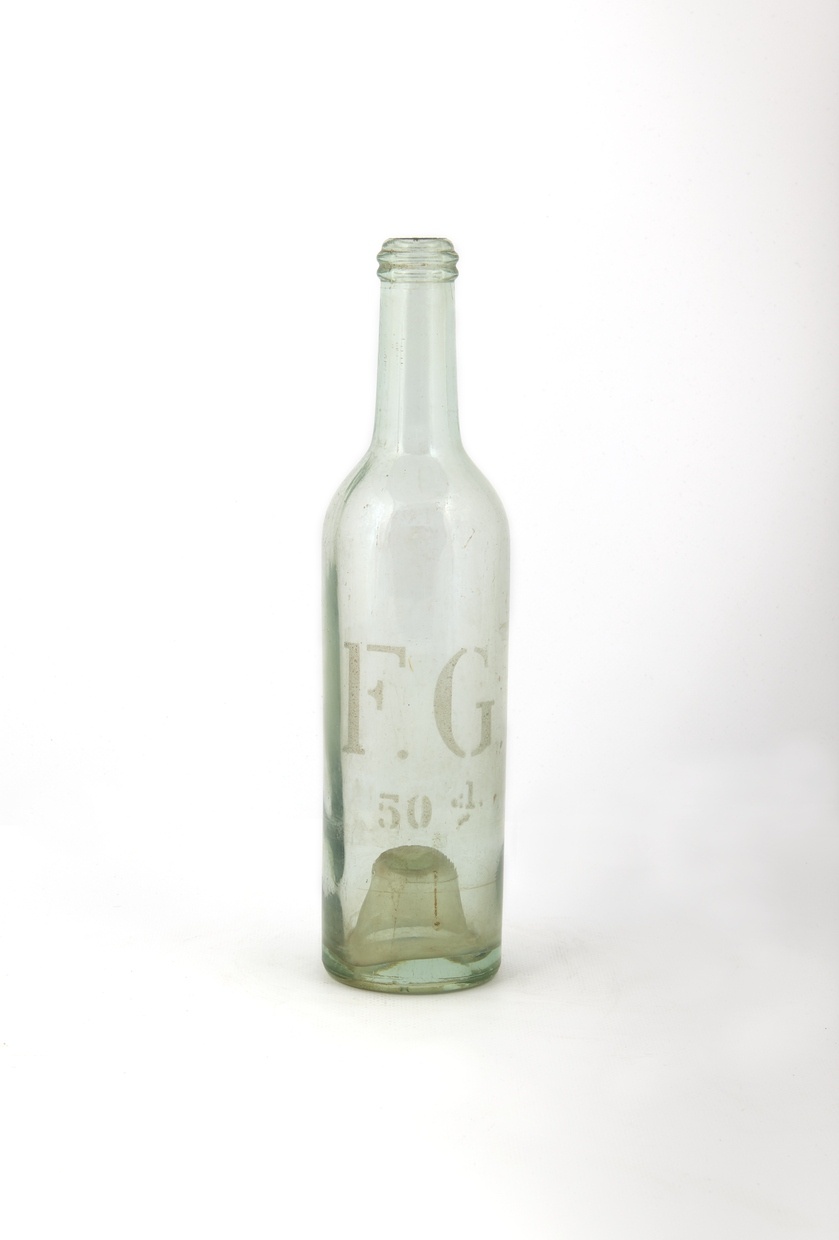Bouteille en verre gravé