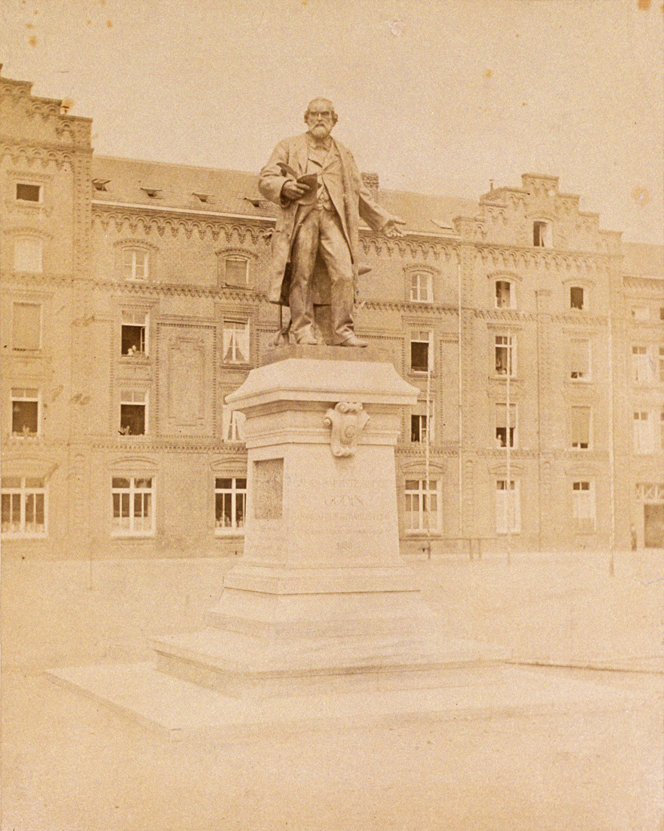 La statue de Godin est vue de face, peu après son inauguration.