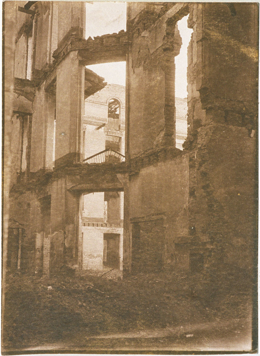 Les ruines de l’aile gauche du Palais social (image)