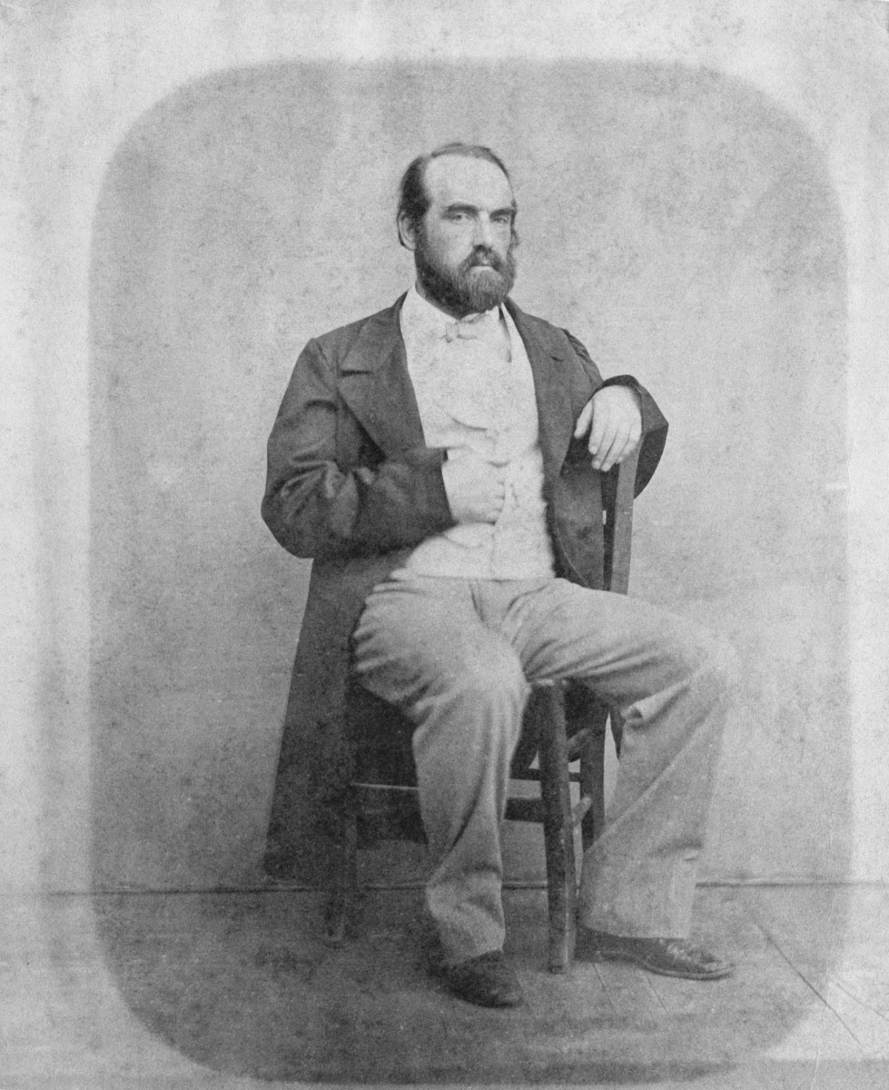Le portrait montre Godin, assis sur une chaise, à l’époque de la construction du
