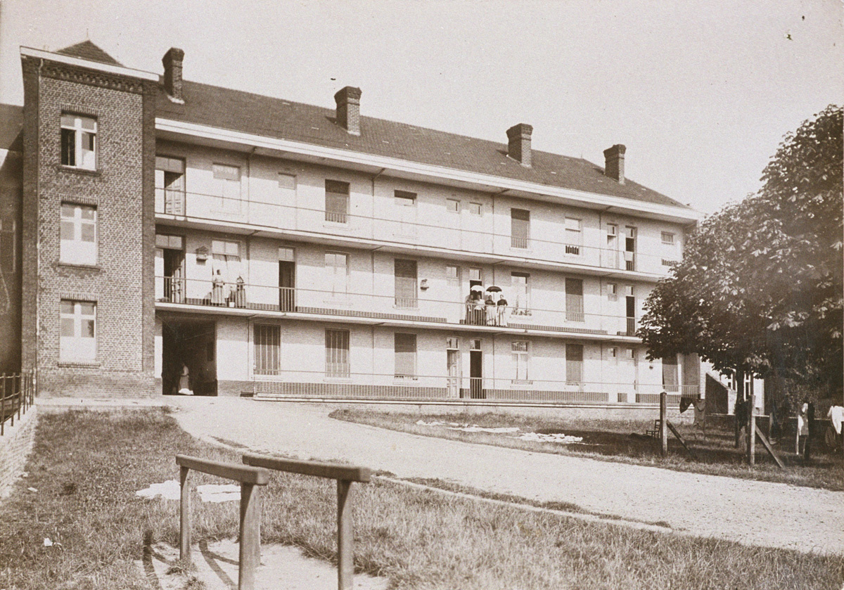 La photographie montre la façade postérieure du pavillon Landrecies