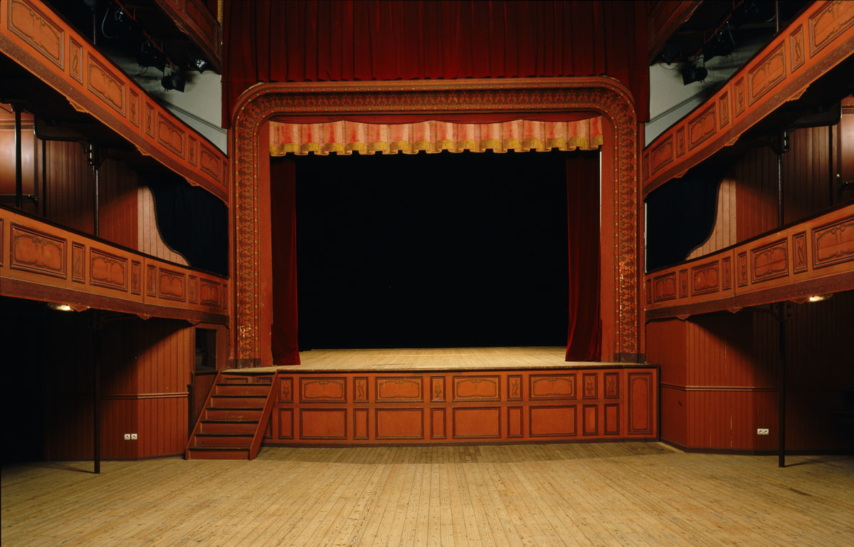 La salle du théâtre du Familistère peut être débarrassée de ses fauteuils.