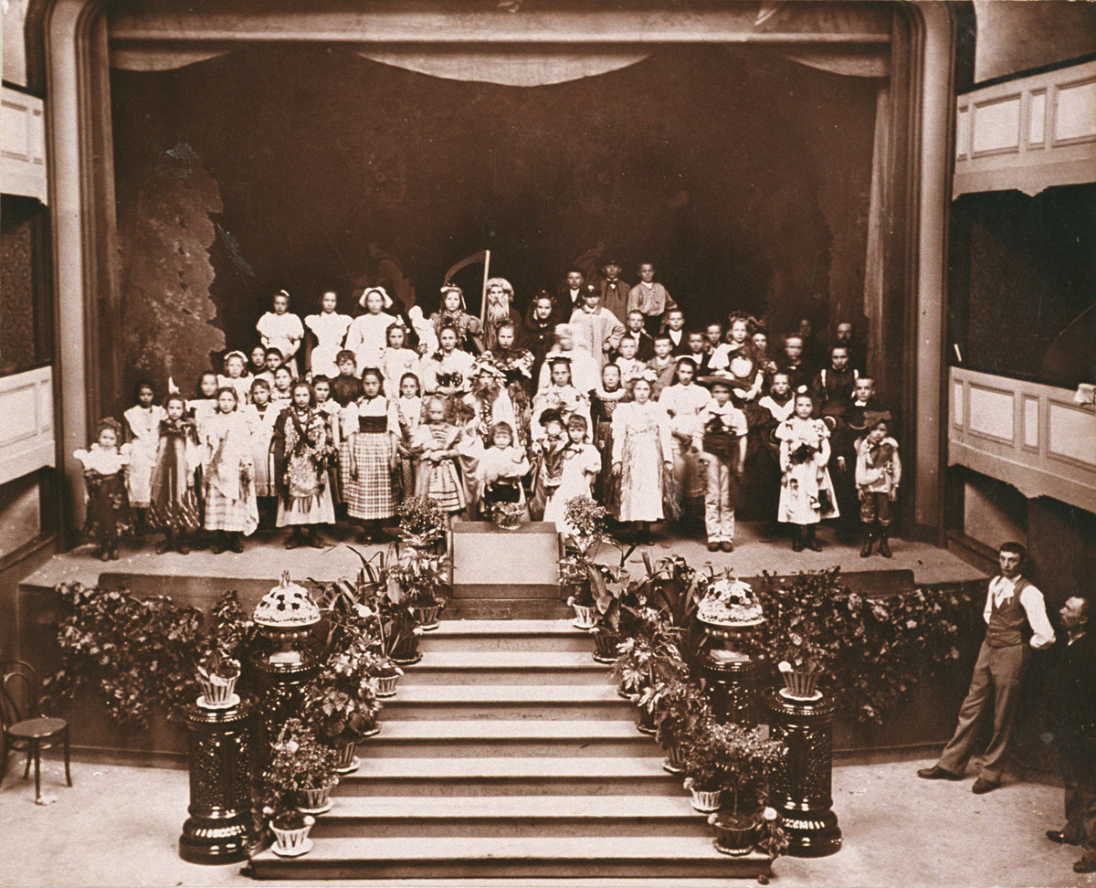 Les enfants costumés sont rassemblés sur la scène du théâtre du Familistère.