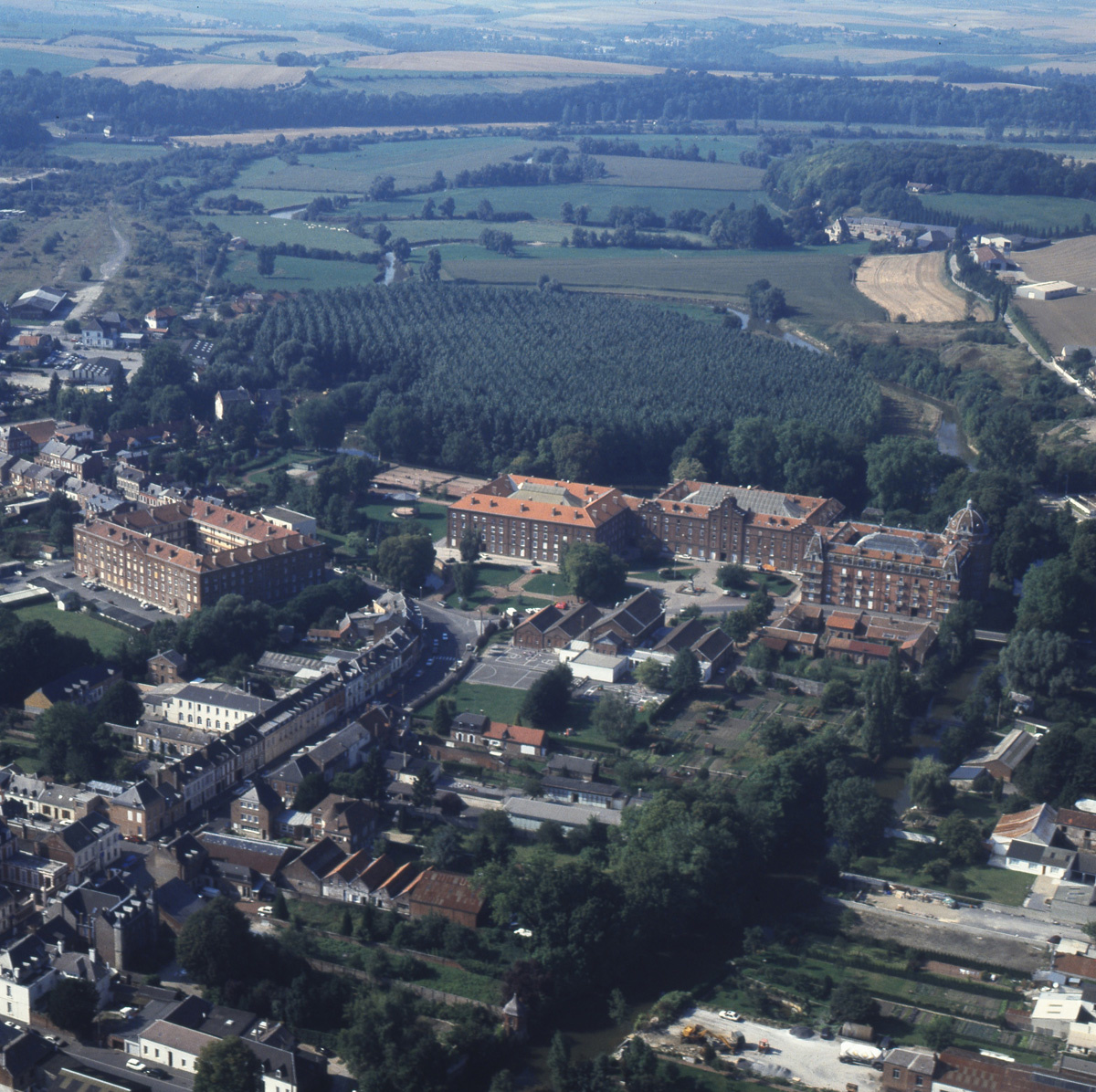 Cette vue aérienne du Familistère de Guise a été prise vers 1990.