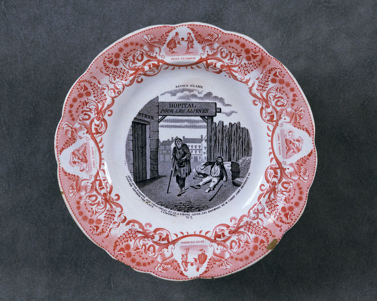 L'assiette est décorée d'une scène satirique sur l'utopie icarienne de Cabet.