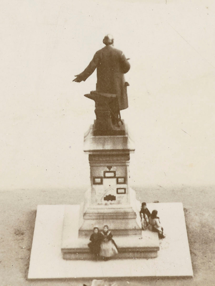 Le détail de la photographie montre le monument à Godin sur la place du Familist