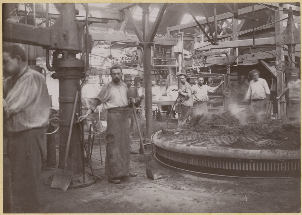 La photographie montre l'atelier de moulage mécanique de l'usine du Familistère