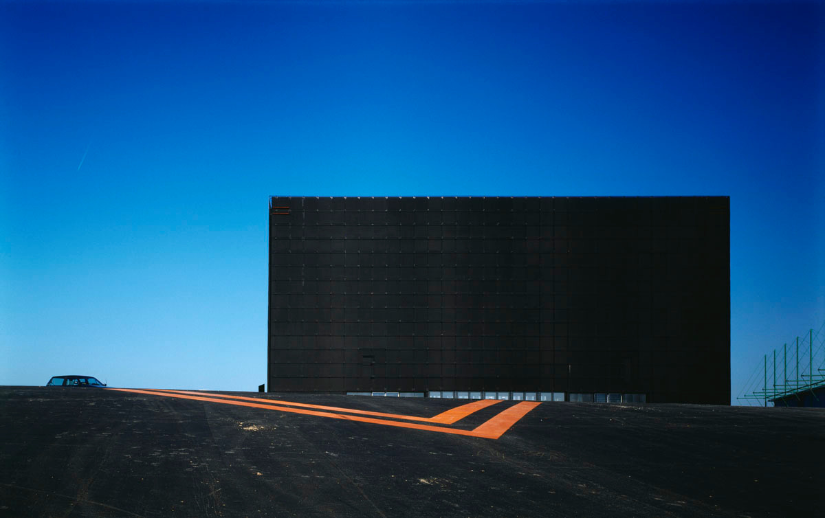 la photographie montre un bâtiment cubique noir.