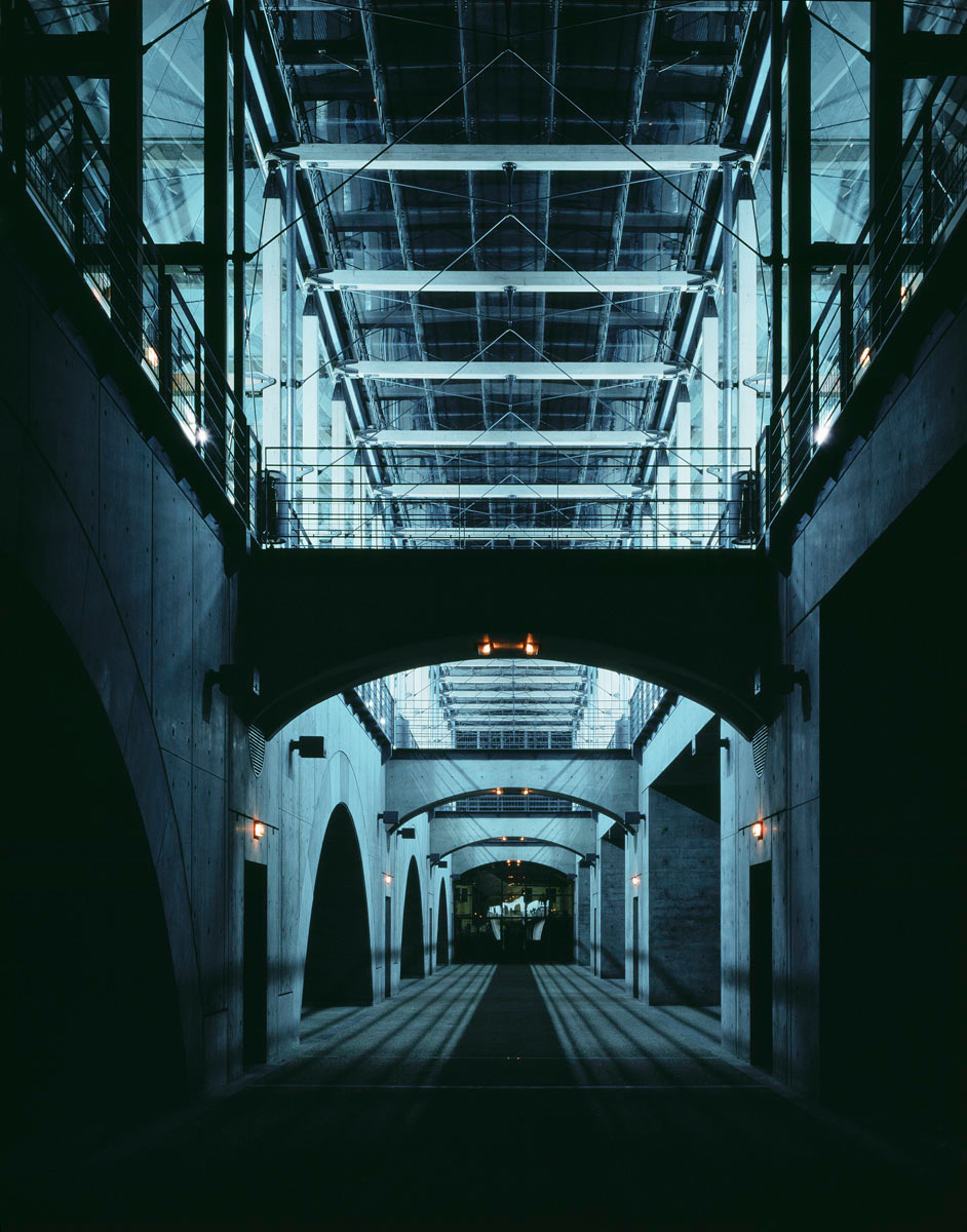 La photographie montre un couloir austère du bâtiment.