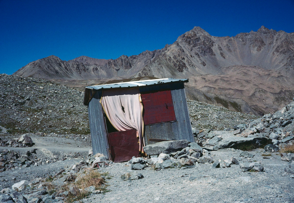 La photographie montre une cabane dans une moraine de glacier.