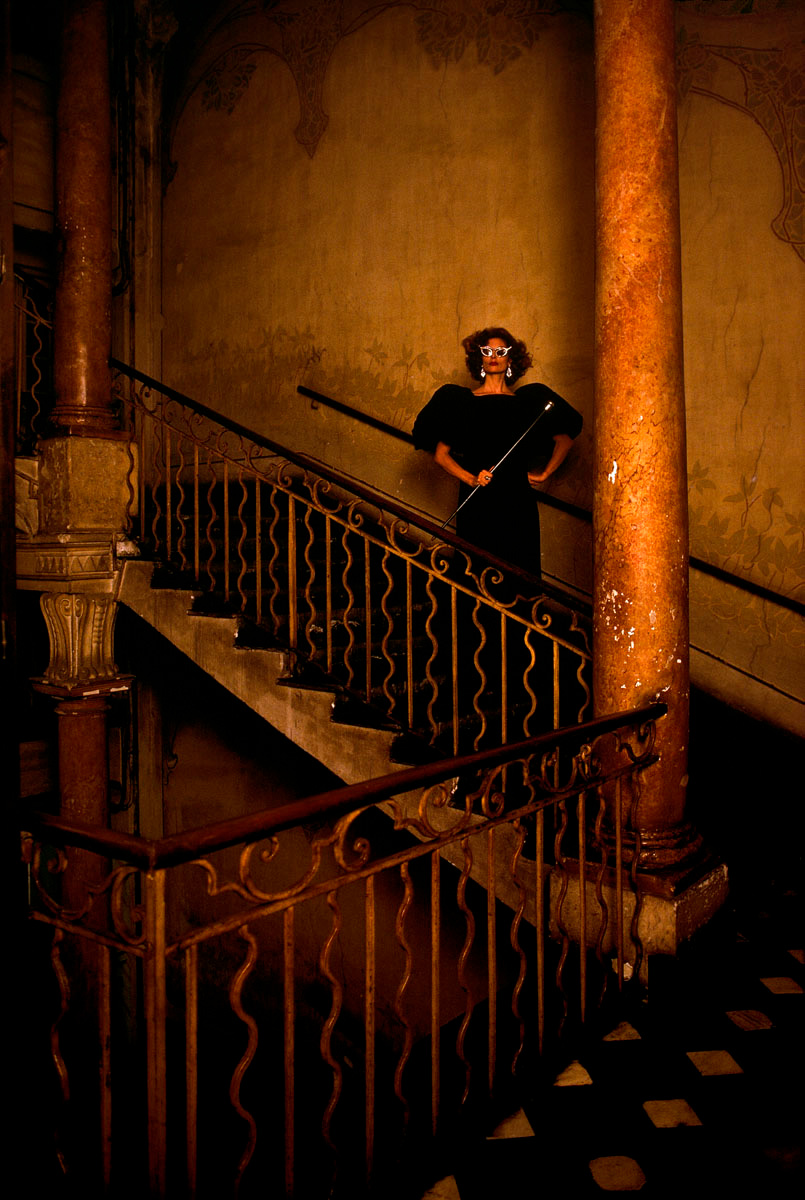 La photographie montre une femme dans un escalier.