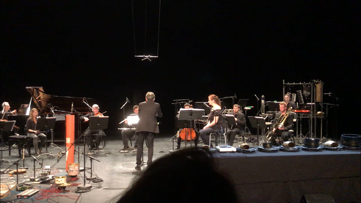 La photographie montre le concert de 2e2m au Centre Pompidou