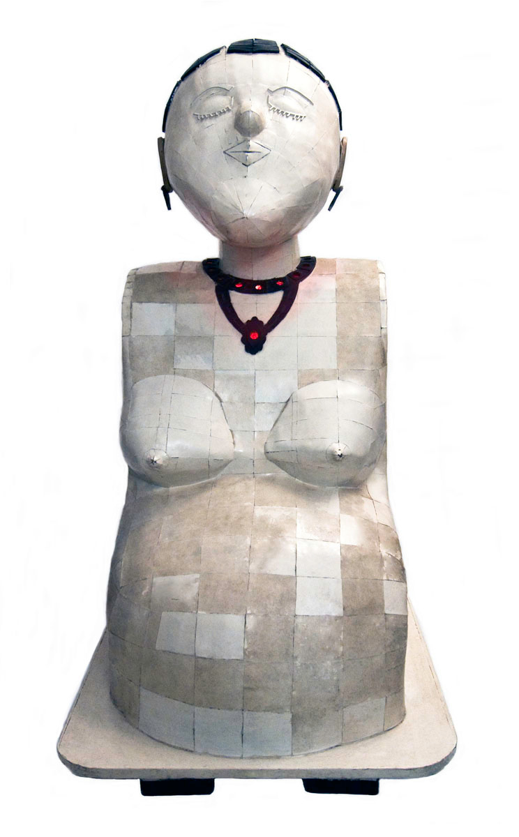 Vue de face d'une sculpture de femme enceinte