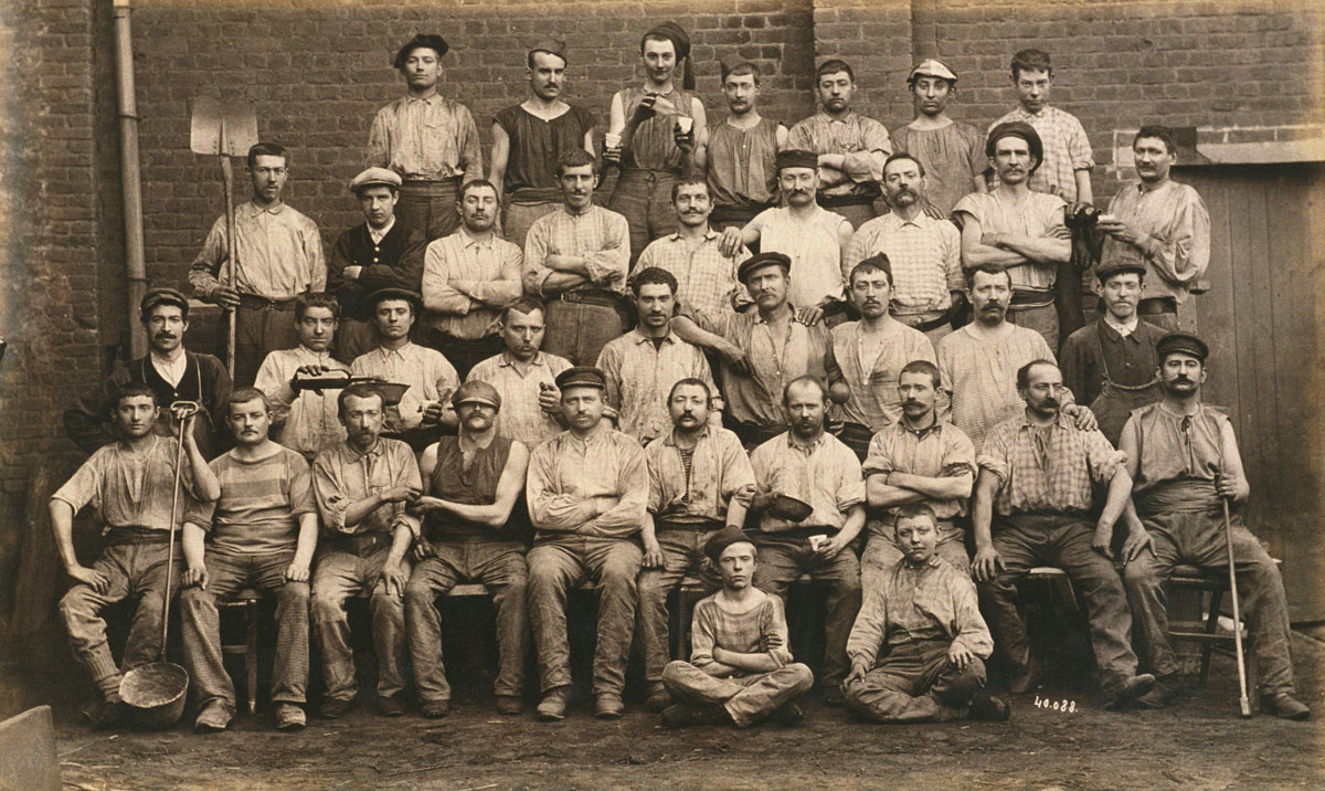 Groupe d’ouvriers des ateliers de fonderie de l’usine du Familistère de Guise
