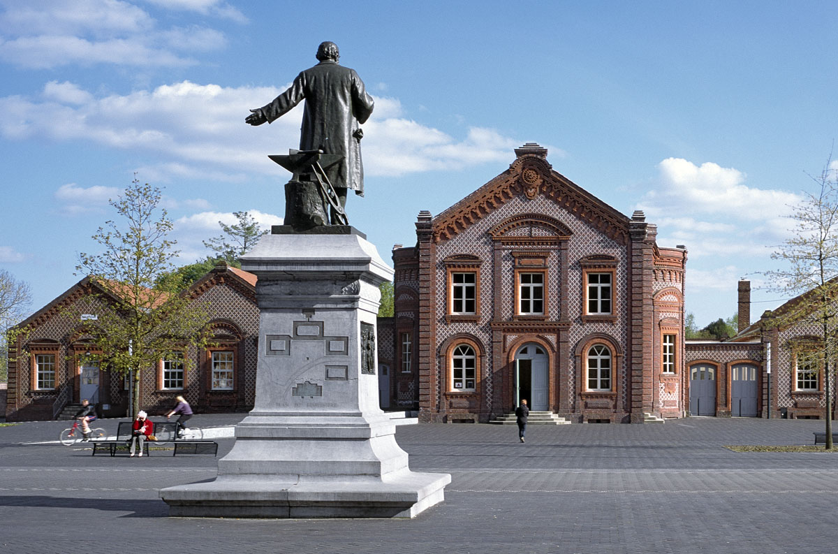 Le théâtre fait face à la statue de Godin sur la place du Familistère.