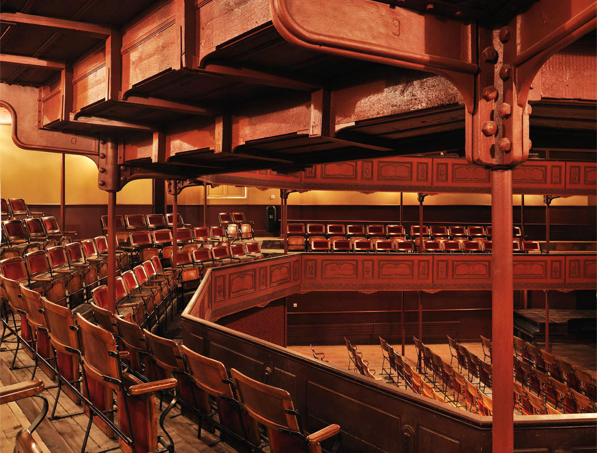 Les structures de la salle du théâtre du Familistère sont en fonte et en bois.