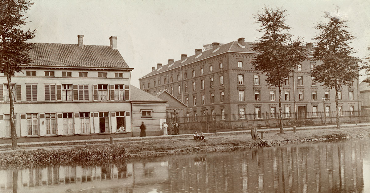 Le Familistère de Laeken ets photographié de la rive opposée du canal de Willebr
