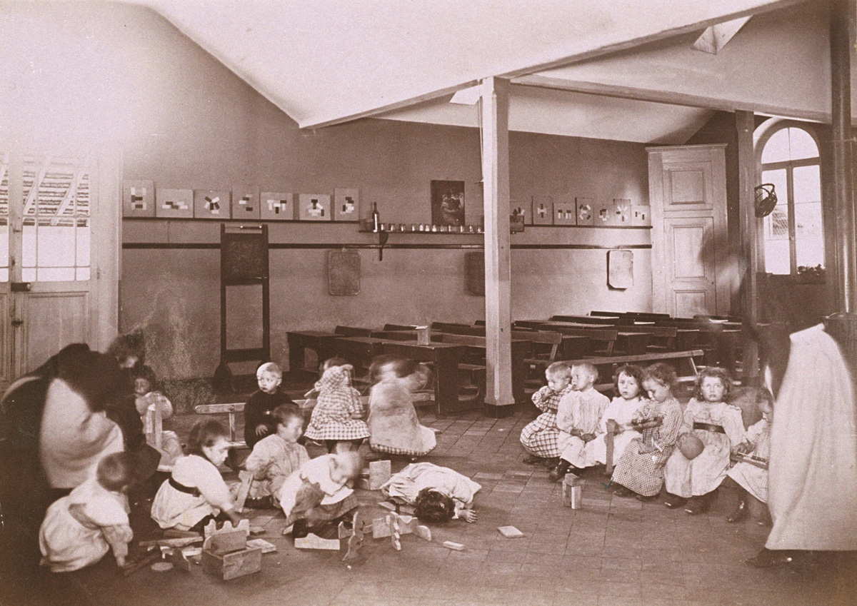Des enfants jouent dans le pouponnat du Familistère