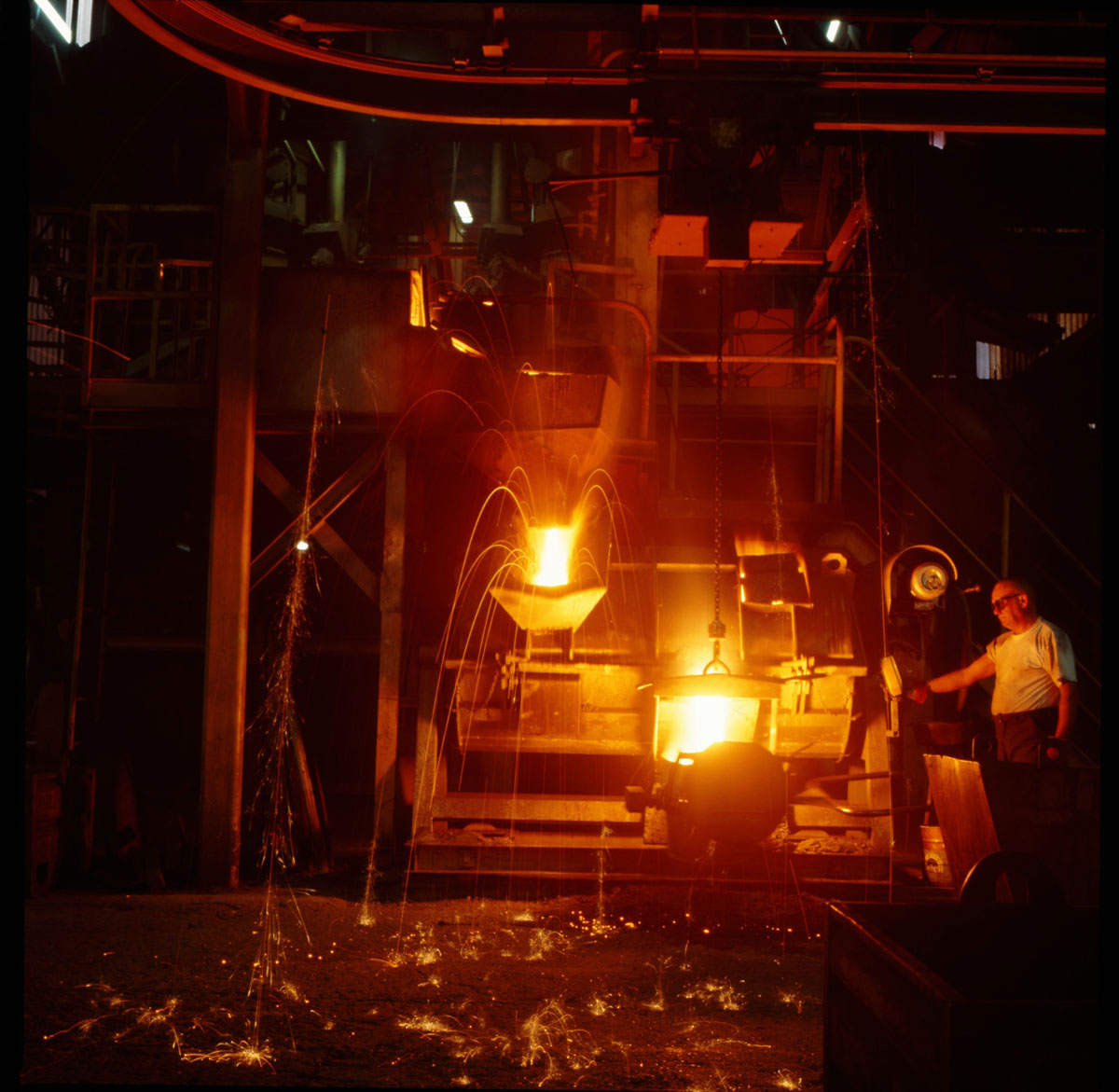 La photographie montre une coulée de fonte dans l'usine Godin SA.