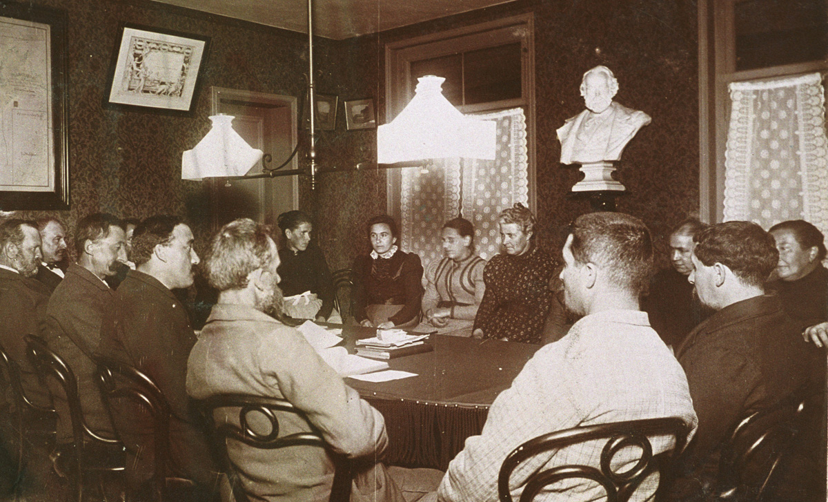 La photographie montre une réunion du comité des assurances mutuelles du Familis