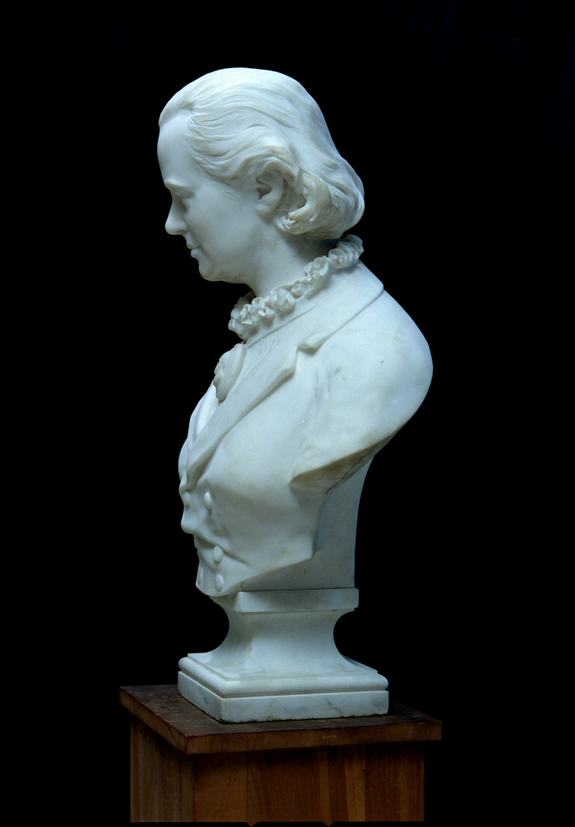 Le buste de Marie Moret est photographié de profil à droite.