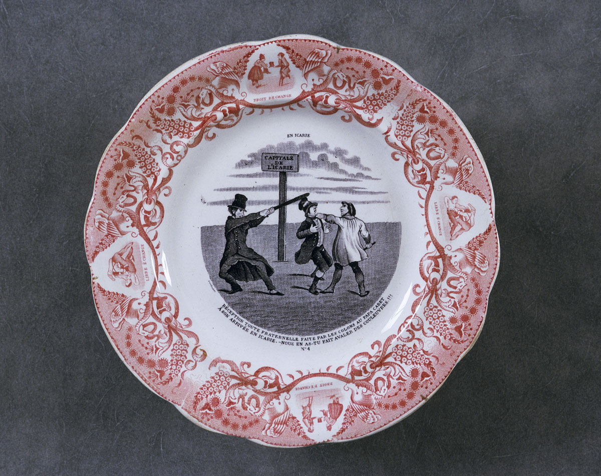 L'assiette est décorée d'une scène satirique relative à l'utopie icarienne de Ca