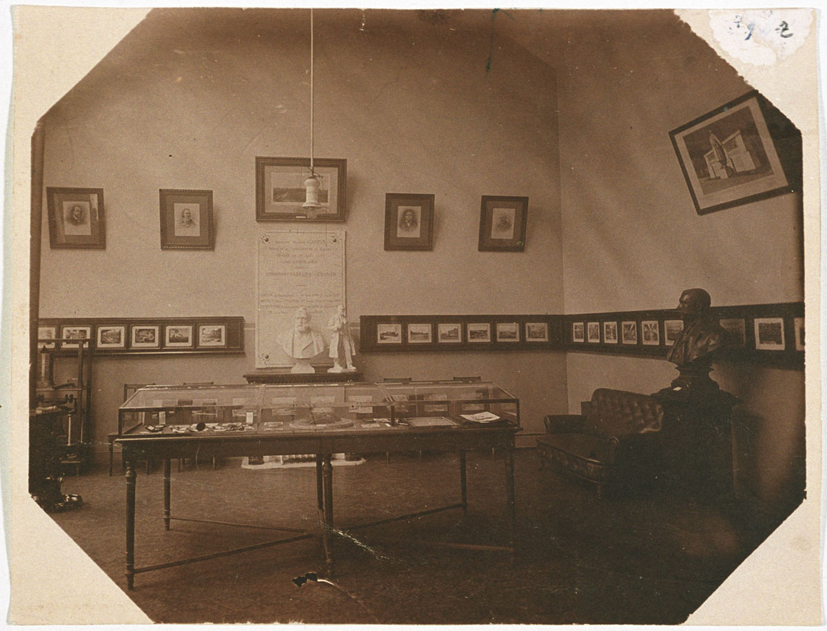 La photographie montre la salle du musée créé en 1925 par la Société du Familist