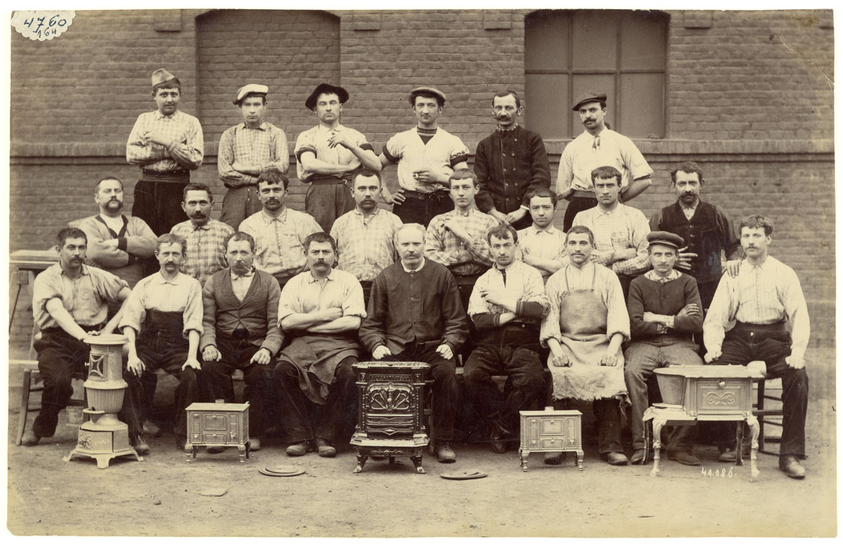 La photographie représente un groupe d'ajusteurs de l'usine du Familistère.
