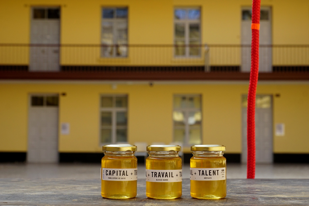 La photographie montre 3 pots de miel dans la cour du pavillon central.