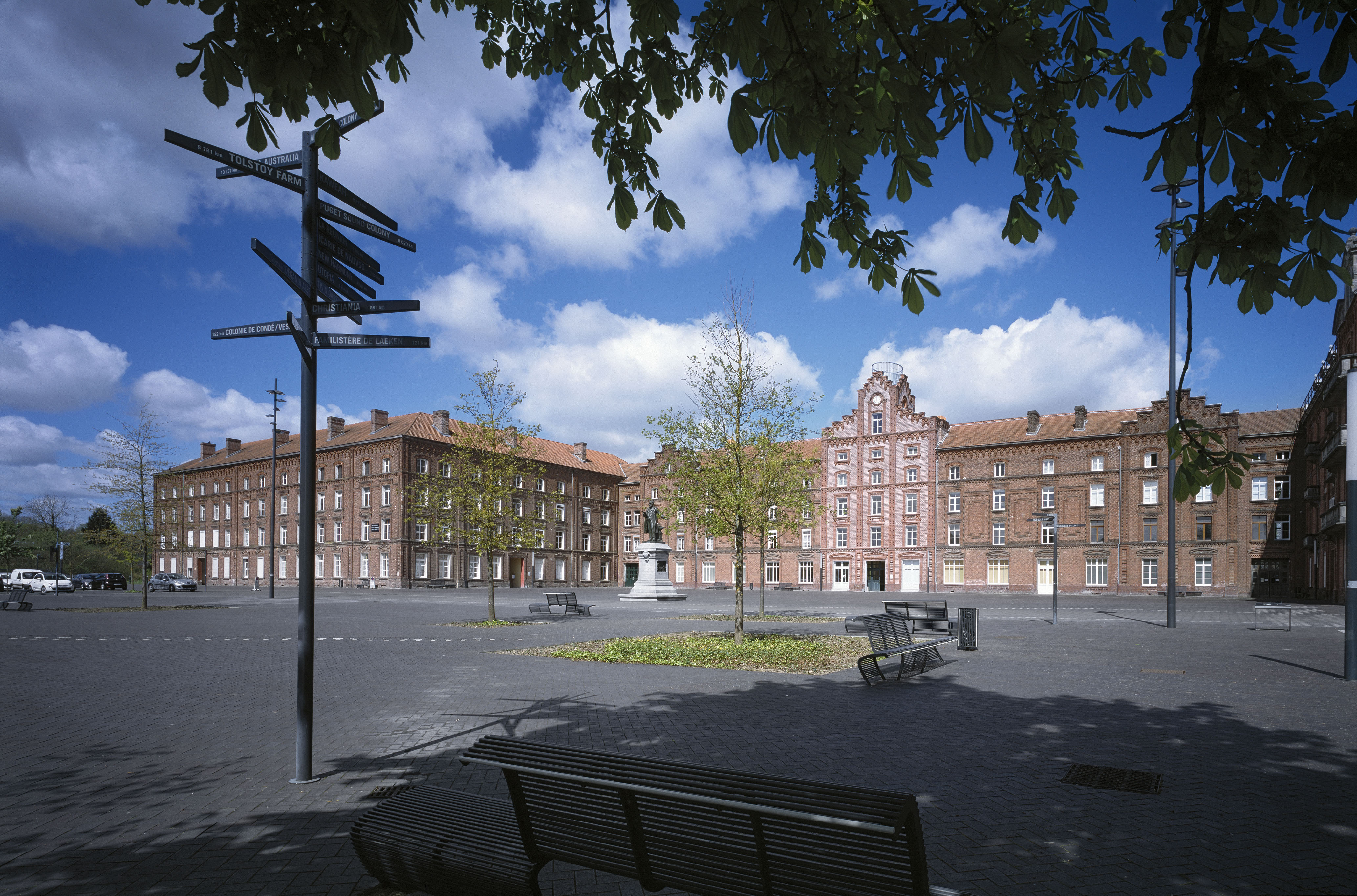 La place du Familistère et le Palais social sont photographiés depuis les économ