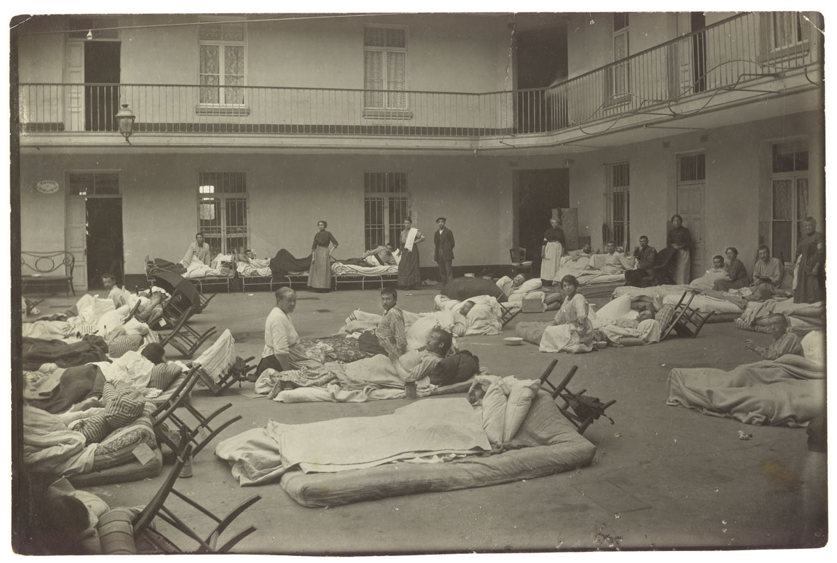 La photographie montre des soldats blessés dans la cour du pavillon central.