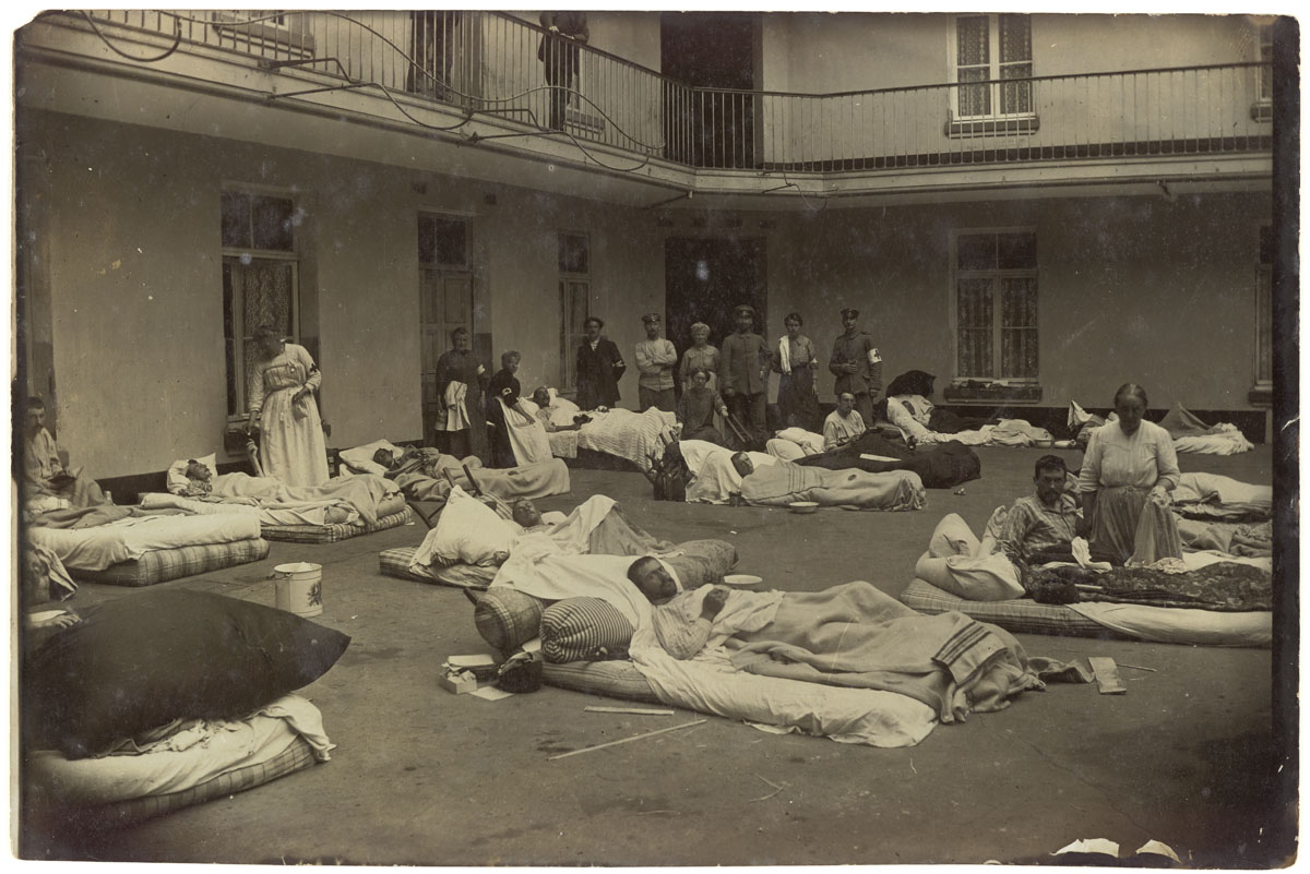 La photographie montre des soldats blessés dans la cour du pavillon central