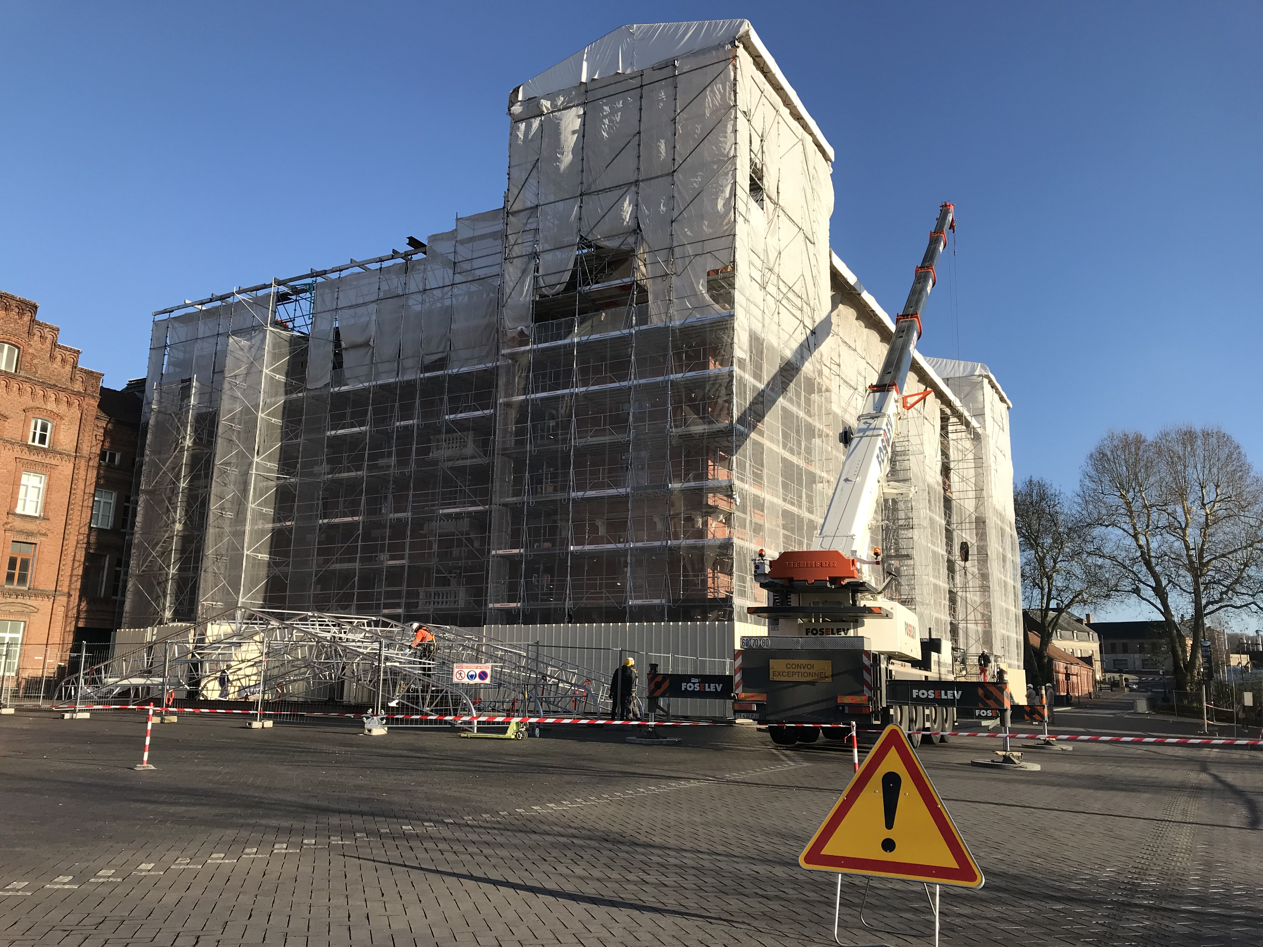 Chantier de l'aile gauche. Vue depuis la place sur les échafaudages extérieurs.