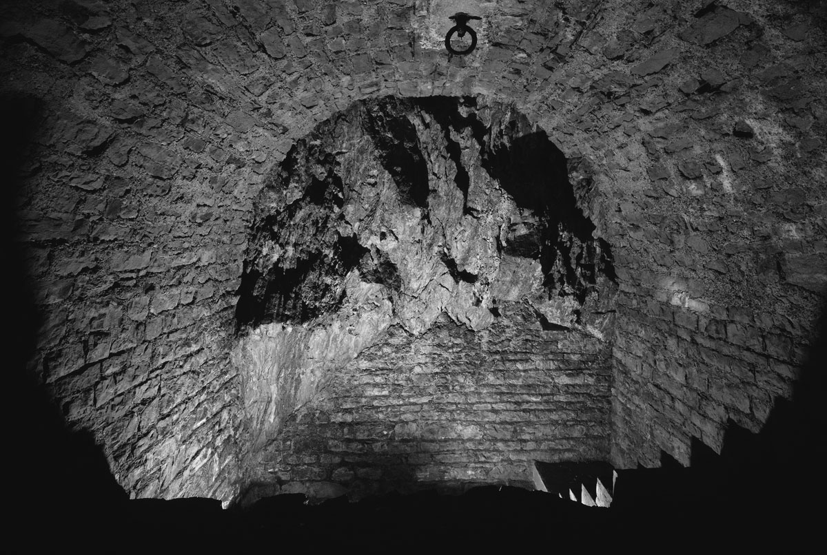 La photographie montre un escalier descendant dans un souterrain aménagé dans la