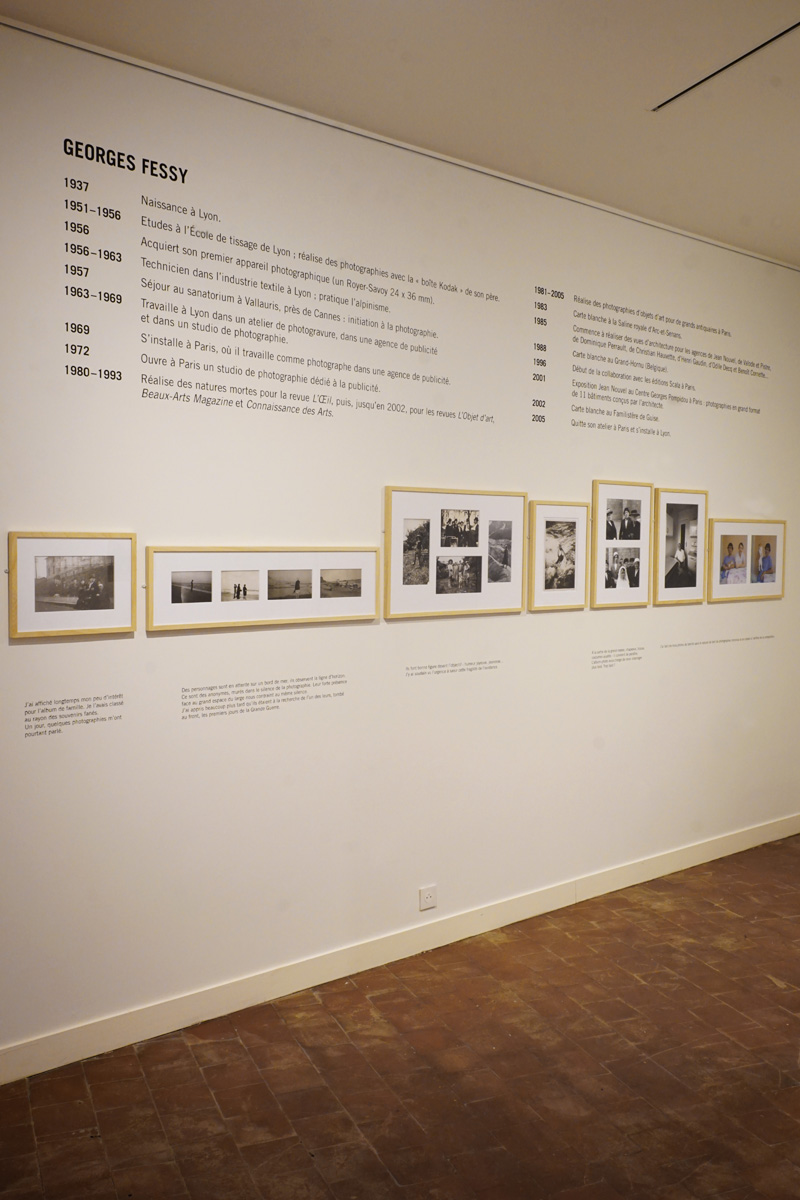 La photographie est une vue de la salle biographique de l'exposition.
