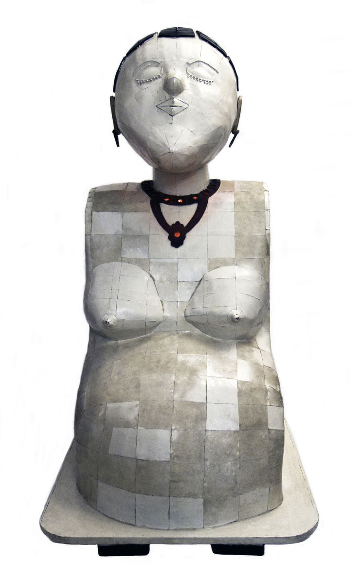 Vue de face d'une statue d'une femme enceinte