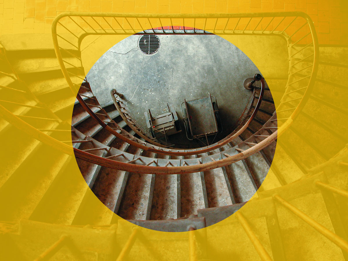 Vue d'un cercle jaune tracé sur une photographie d'escalier