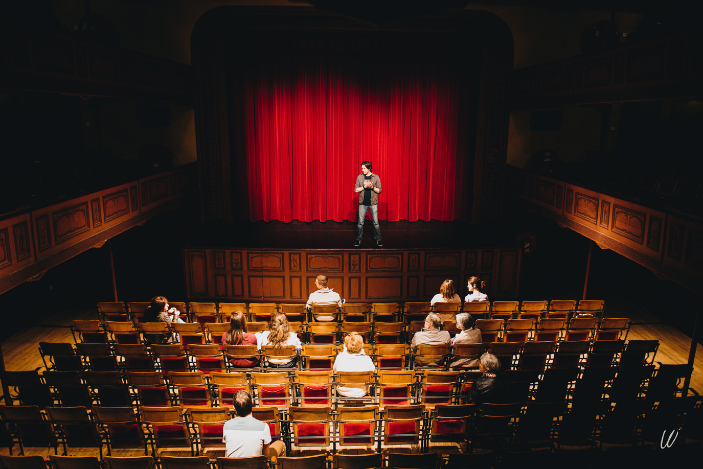 Guide sur scène et visiteurs au théâtre du Familistère.