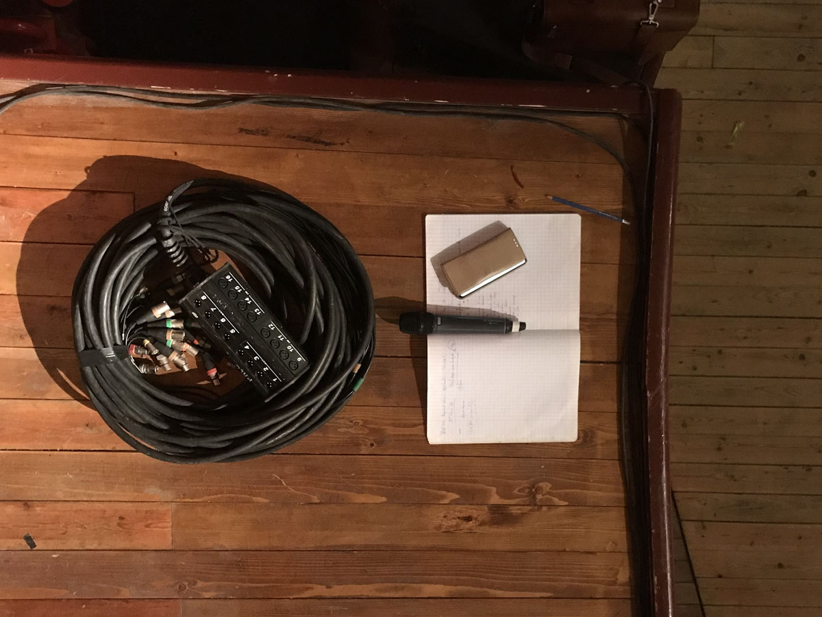 Le cahier, le téléphone et le micro du metteur en scène