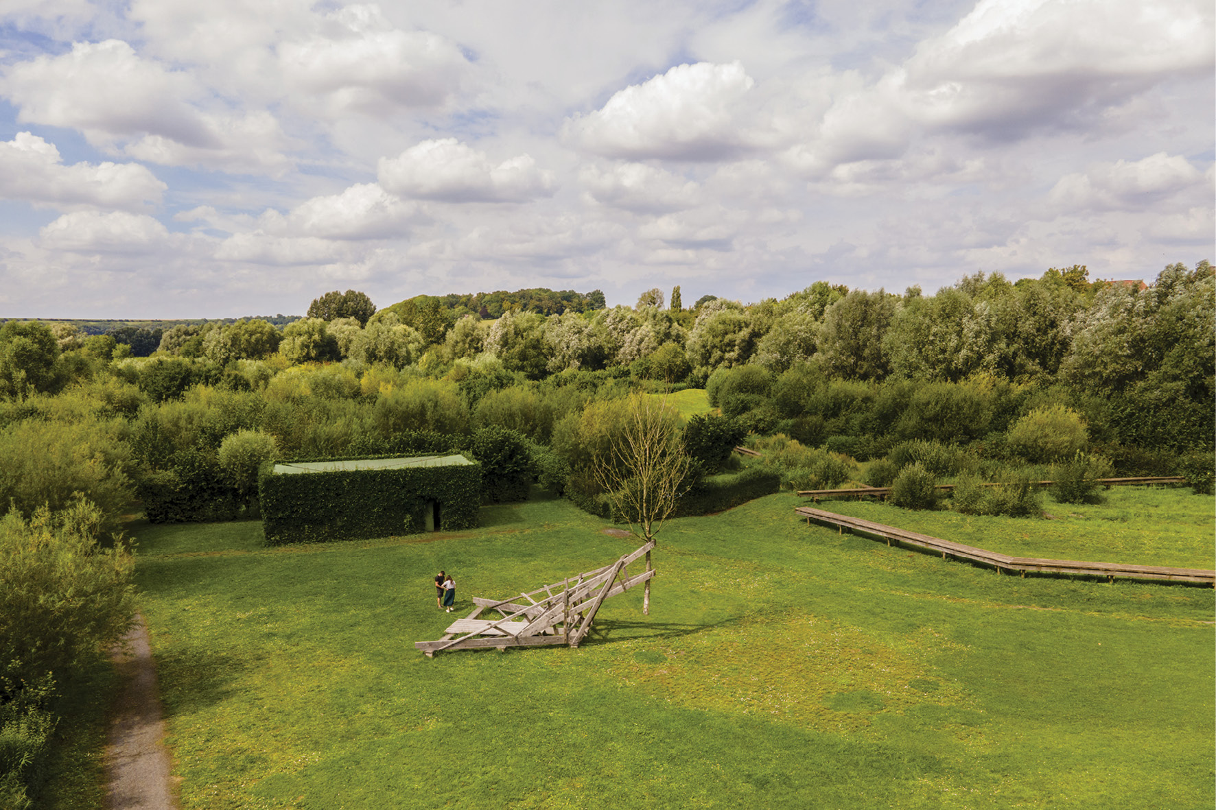 Vue sur le jardin de la presqu'île au nord du Familistère