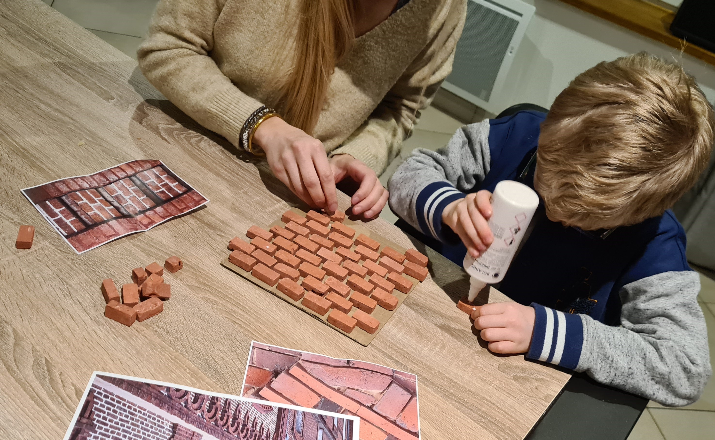 Enfant réalisant un montage avec des petites briques